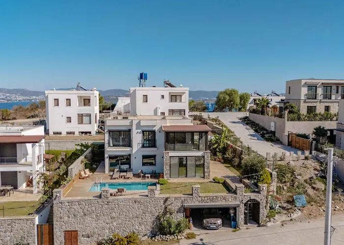 Elegant Villa Private Pool & Stunning Views